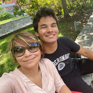 Meet your Posher, Yoli